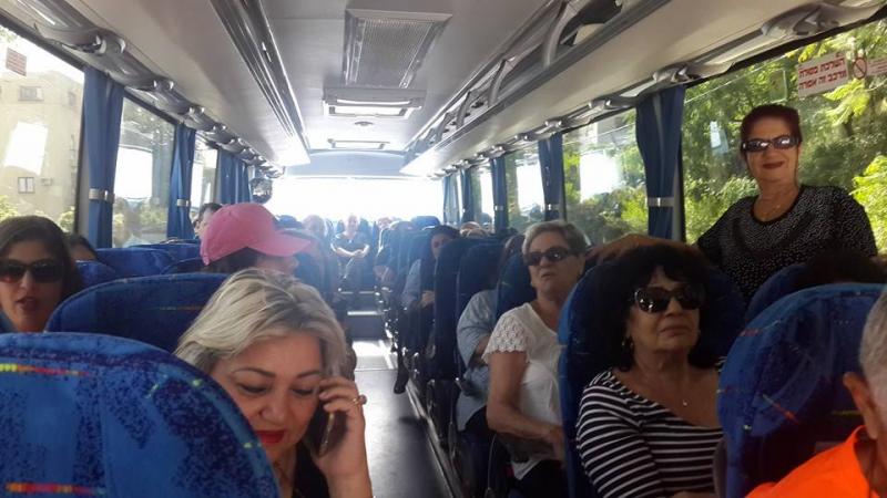 תושבים באוטובוס מתוך קהילה מטיילת